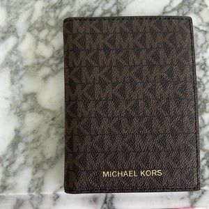 Leather brown Michael Kors Logo Card Wallet never been used.